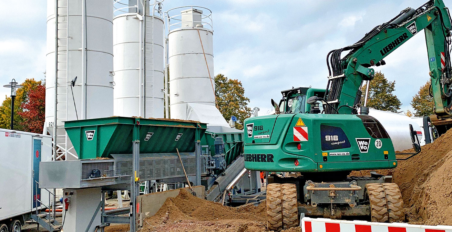 Einbau von Flüssigboden auf einer Tiefbau-Baustelle in Schleswig-Holstein